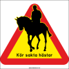 Skylt "Kör Sakta Hästar" Ryttare med en häst och ryttare i svart på en varningstriangel i gult och rött. Farbror Skylt.