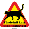 Skylt "Värdefull Katt utan Trafikvett" visar en katt i svart siluett som äger världen och inte tänker på någon fara.